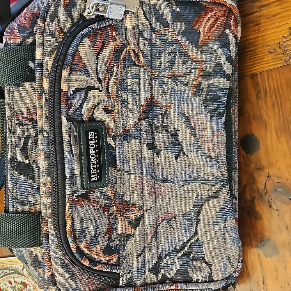 VINTAGE  METROPOLIS FLORAL TAPESTRY CARRY ON BAG.
